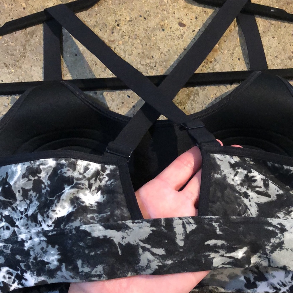 Black and White Under Armour sports bra - Picture 9 of 9